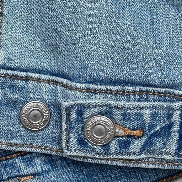 Levi's Women's Original Trucker Jacket, Light Wash (Jeanie), Size Large - Picture 6 of 10